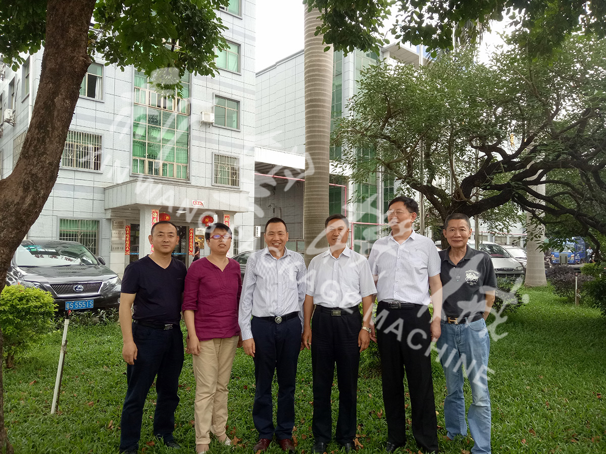 總裝備部劉思剛少將、新華社李建琦博士一行蒞臨新望公司考察指導(dǎo)