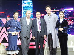 新望董事長(zhǎng)羅永輝與著名歌星劉尊老師、汪正正老師、郭津彤老師、主持人雅琪在北京電視臺(tái)錄制節(jié)目現(xiàn)場(chǎng)親切合影